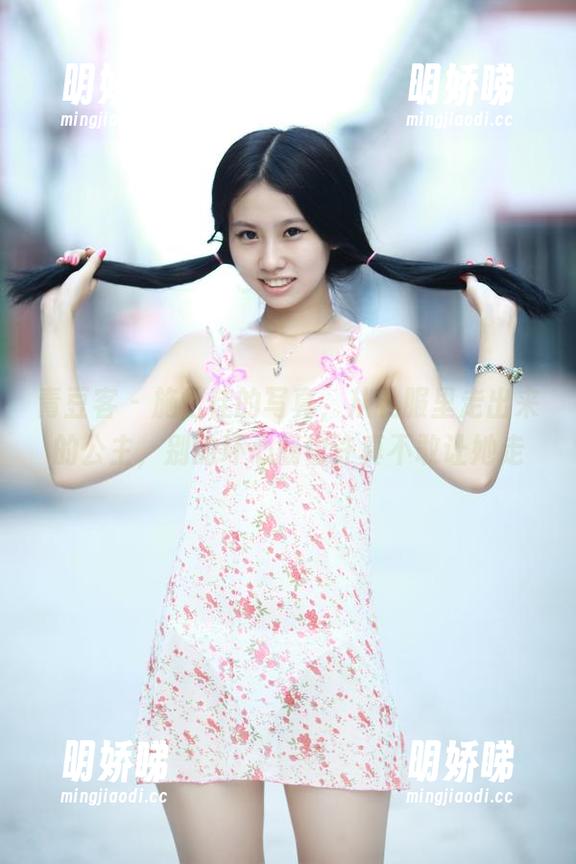 青豆客 - 施忆佳的写真，从礼服里走出来的公主，别的坏心肠也许真不敢让她走