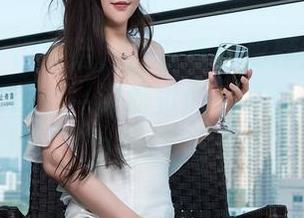 青豆客 – 说实话，我在看程彤颜的苏梅岛旅拍时，脑中一闪而过的是“我也想在这里蹦跶”。