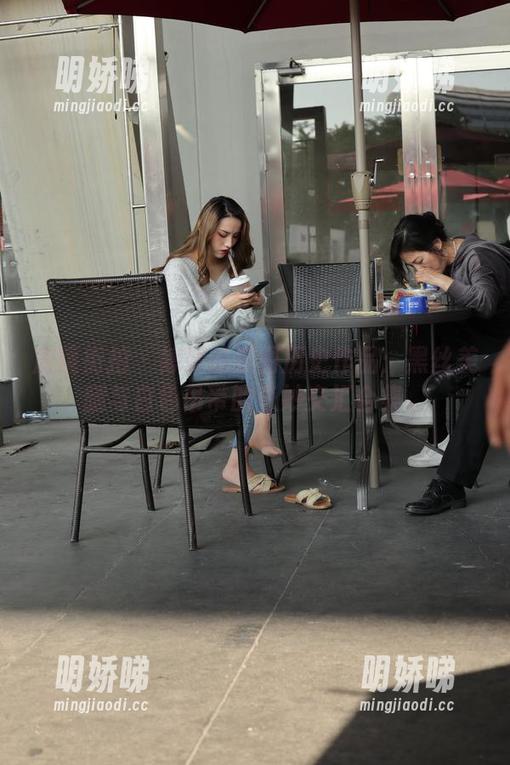 魔镜街拍 - 婷婷的美丽历史作品：黑丝美腿与白色吊带的奇妙交汇合集。
