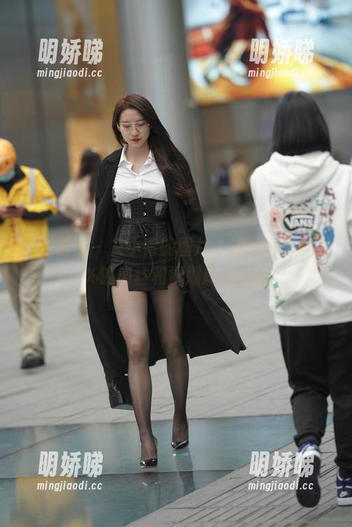魔镜街拍 - 艾小青的图片，让超短裙113%的肉丝和妩媚尽显无疑