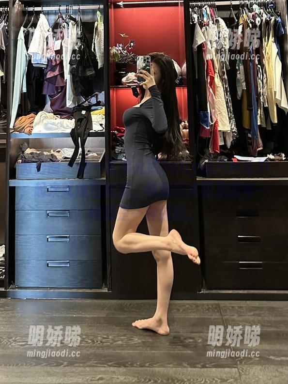 黎允熙baby 微密圈 - 这一套黎允熙baby的户外私拍,起来就像在散步,随意的美图里的每一帧都是一种捕捉。