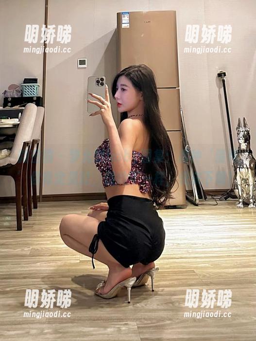 微密圈 - 黎允熙baby图集：那种‘清纯’你肯定见过，但她不一样，快来下载！